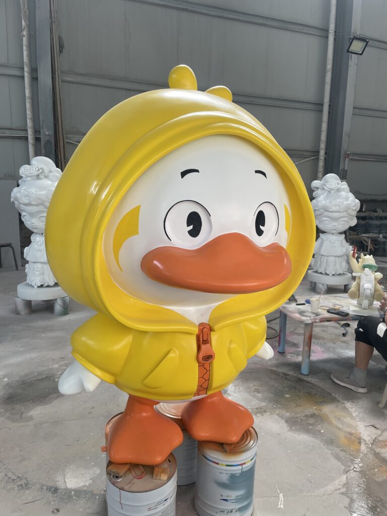 卫衣小鸭子雕塑