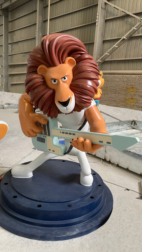 弹钢琴狮子雕塑