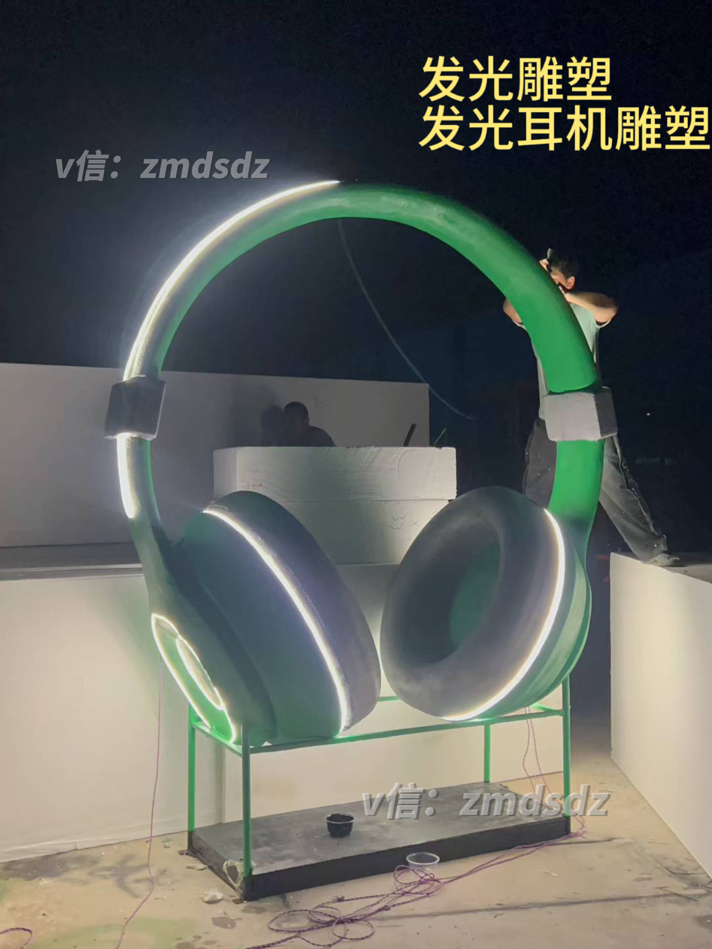 发光耳机雕塑.jpg