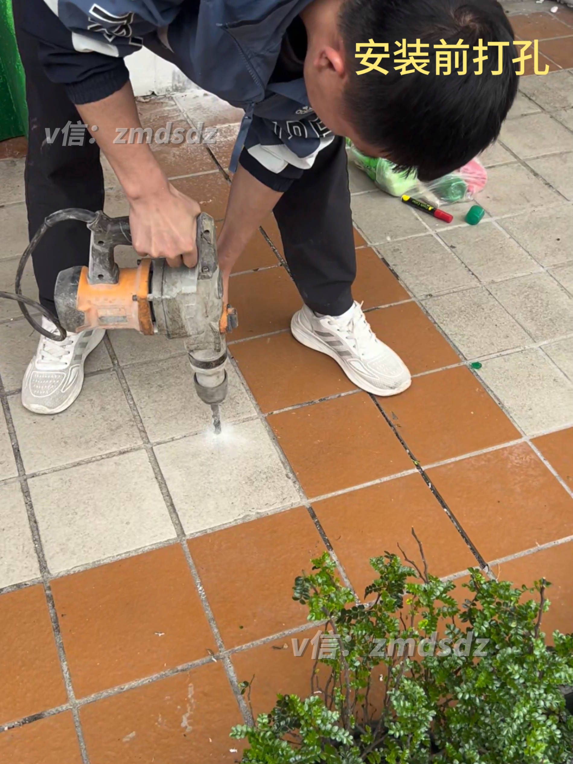 雕塑安装打孔.jpg
