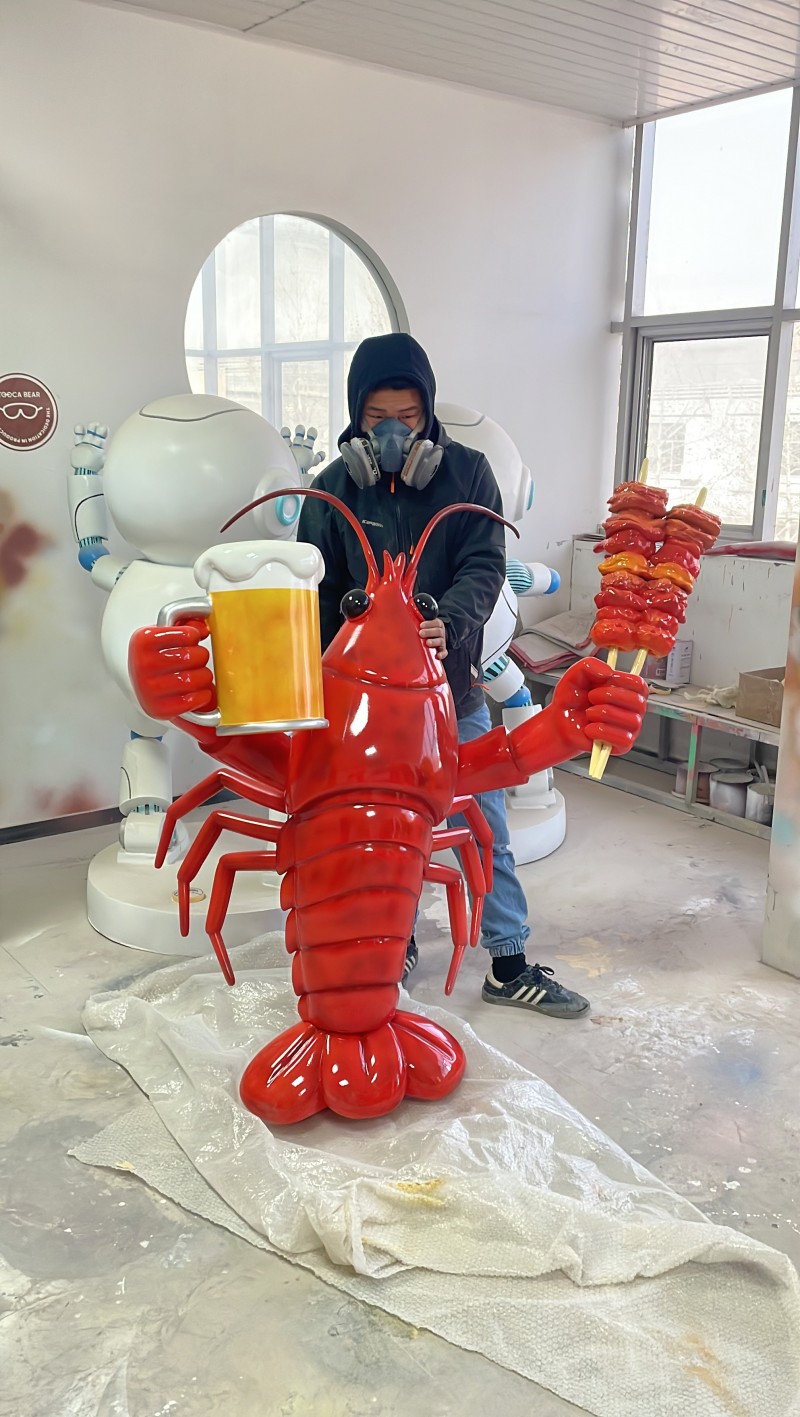 小龙虾拿啤酒烤串雕塑