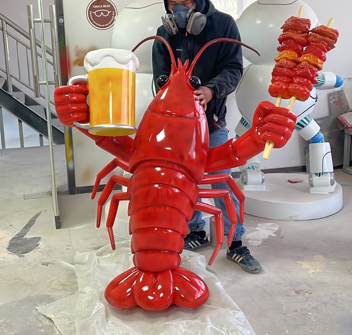 小龙虾拿啤酒烤串雕塑