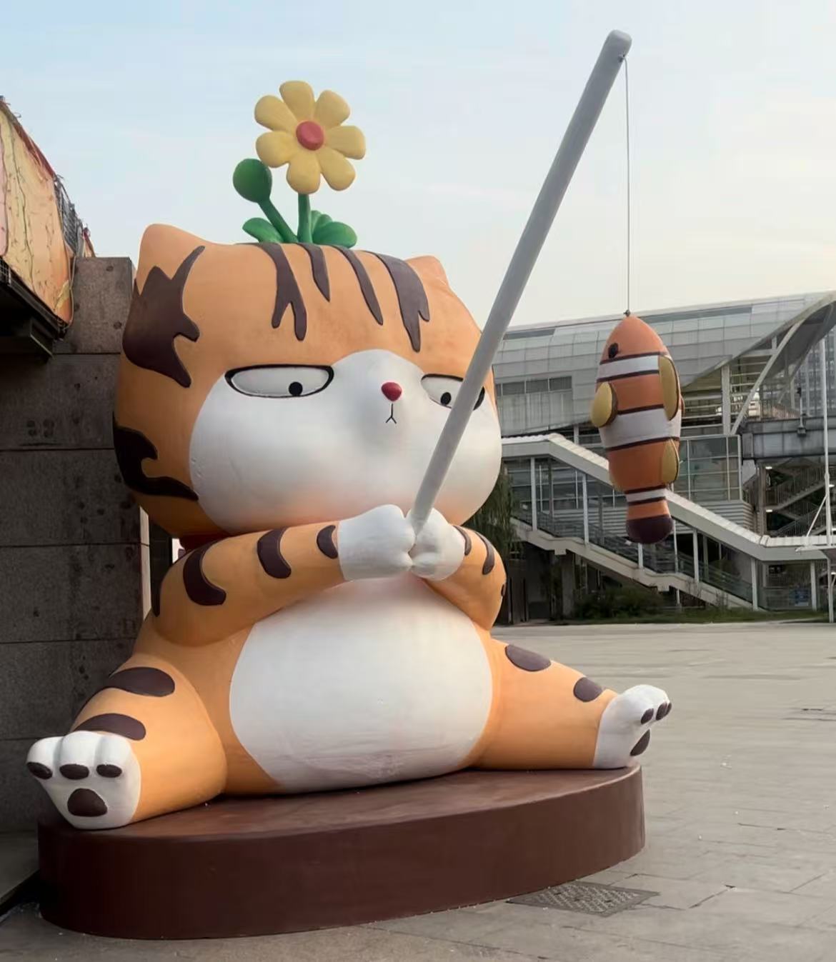 小猫钓鱼互动泡沫雕塑
