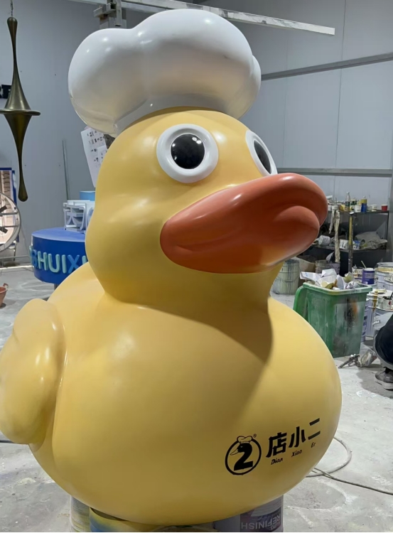 玻璃钢“店小二”厨师小黄鸭IP雕塑 | 杭州餐饮品牌门店引流装置定制项目