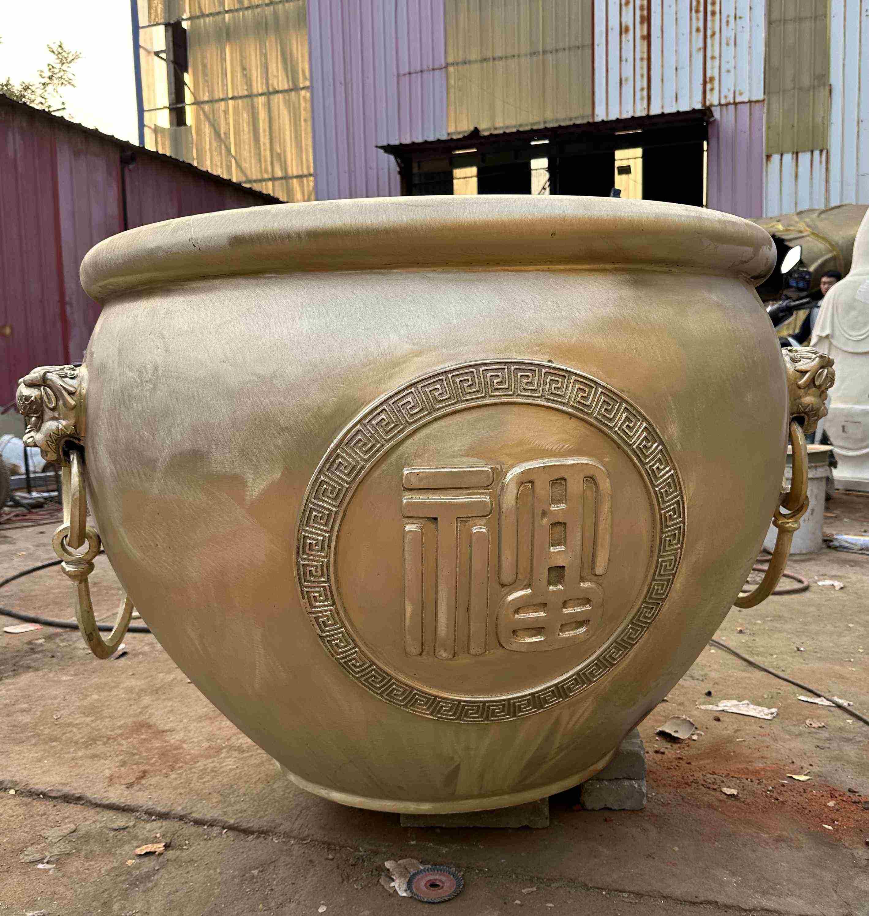 金属大缸雕塑.jpg